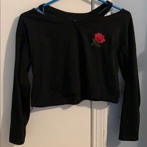 Black slit shoulder rose crop top